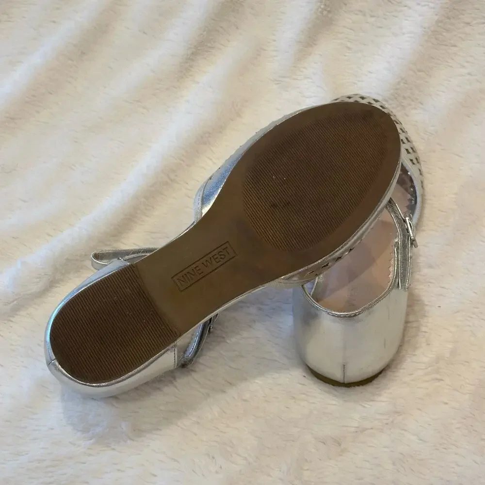 Nine West SIlver Flats sz 4 Girls